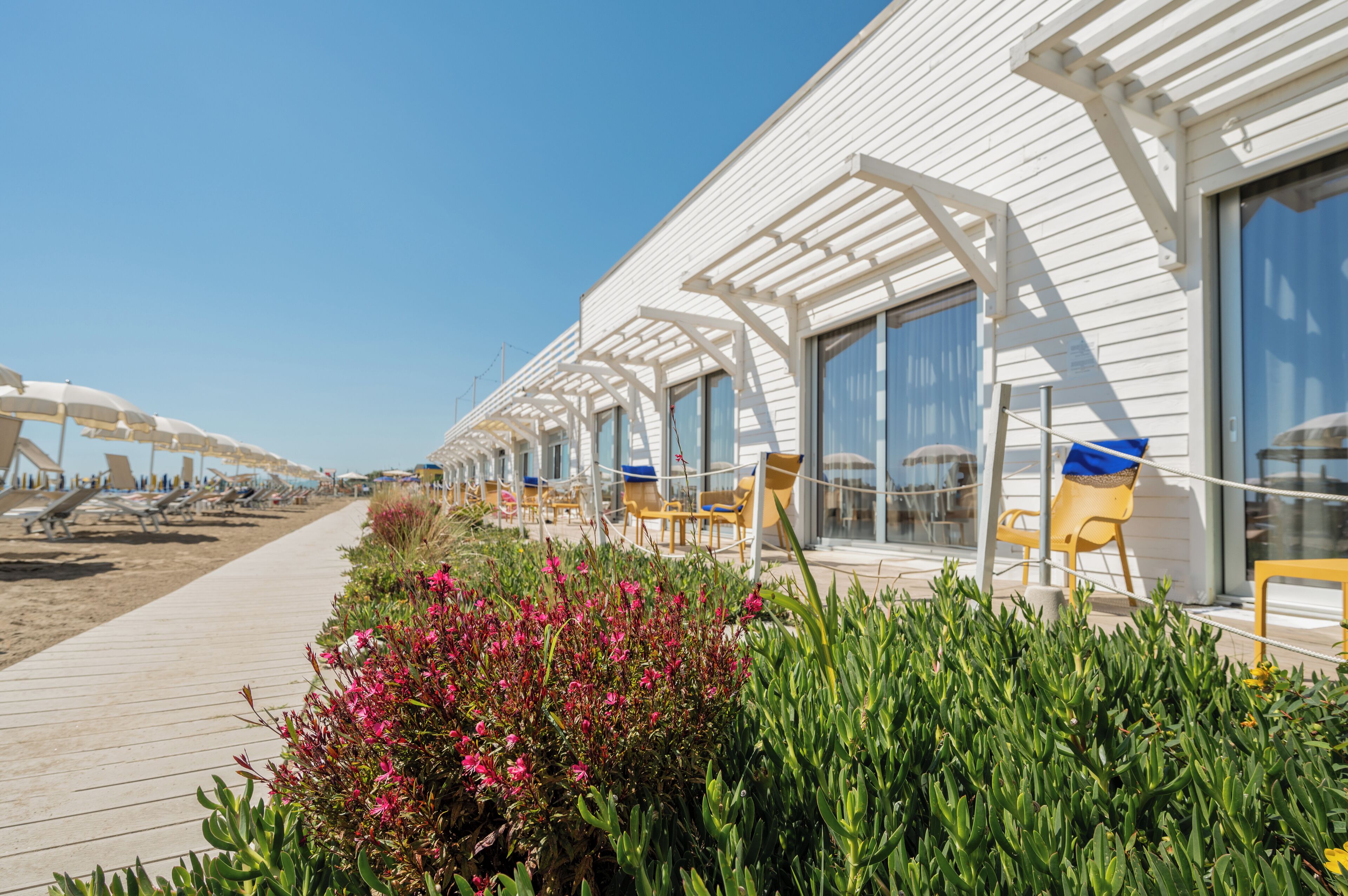 Minibar, coffres-forts dans les chambres, bureau, rideaux occultants