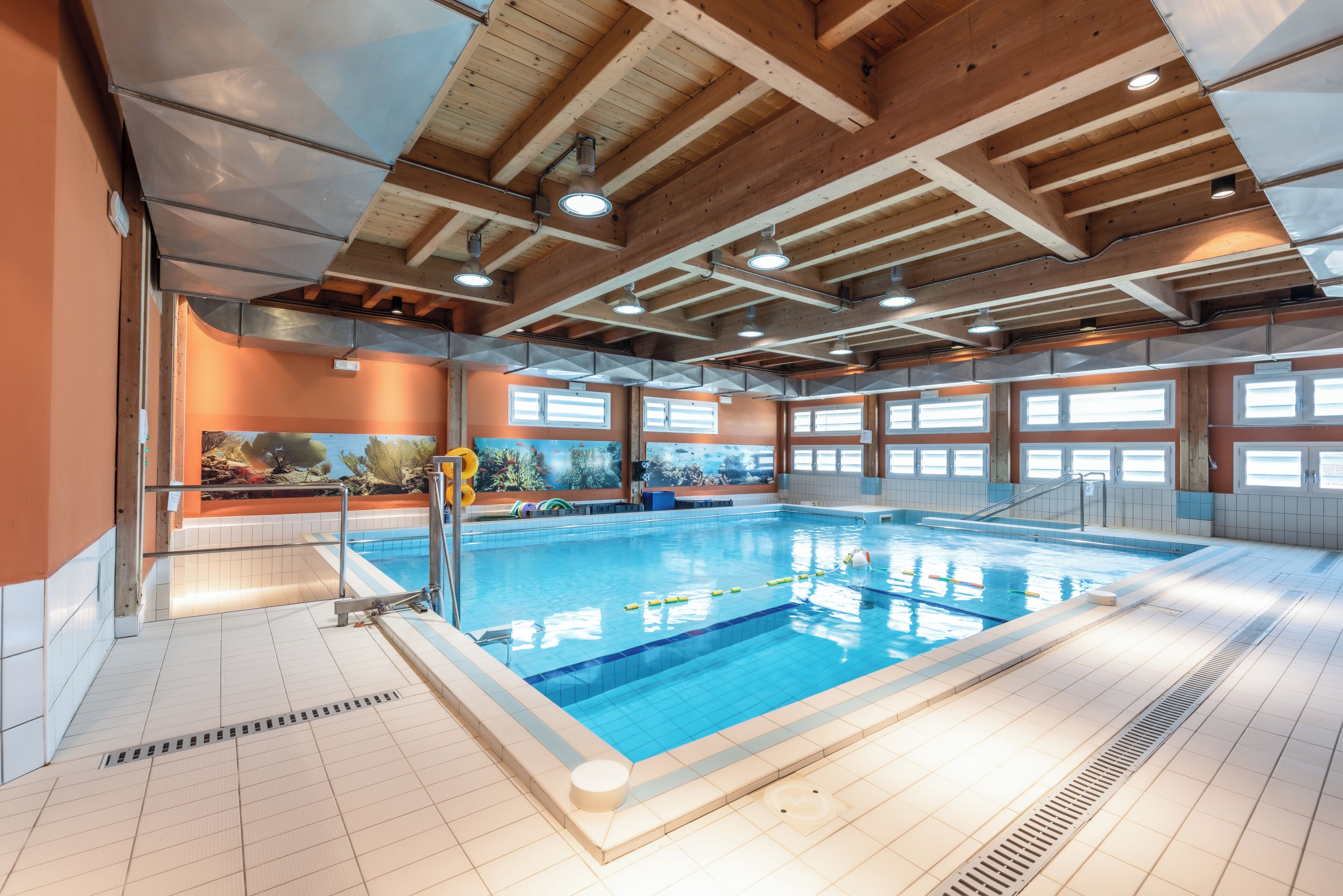 Una piscina cubierta