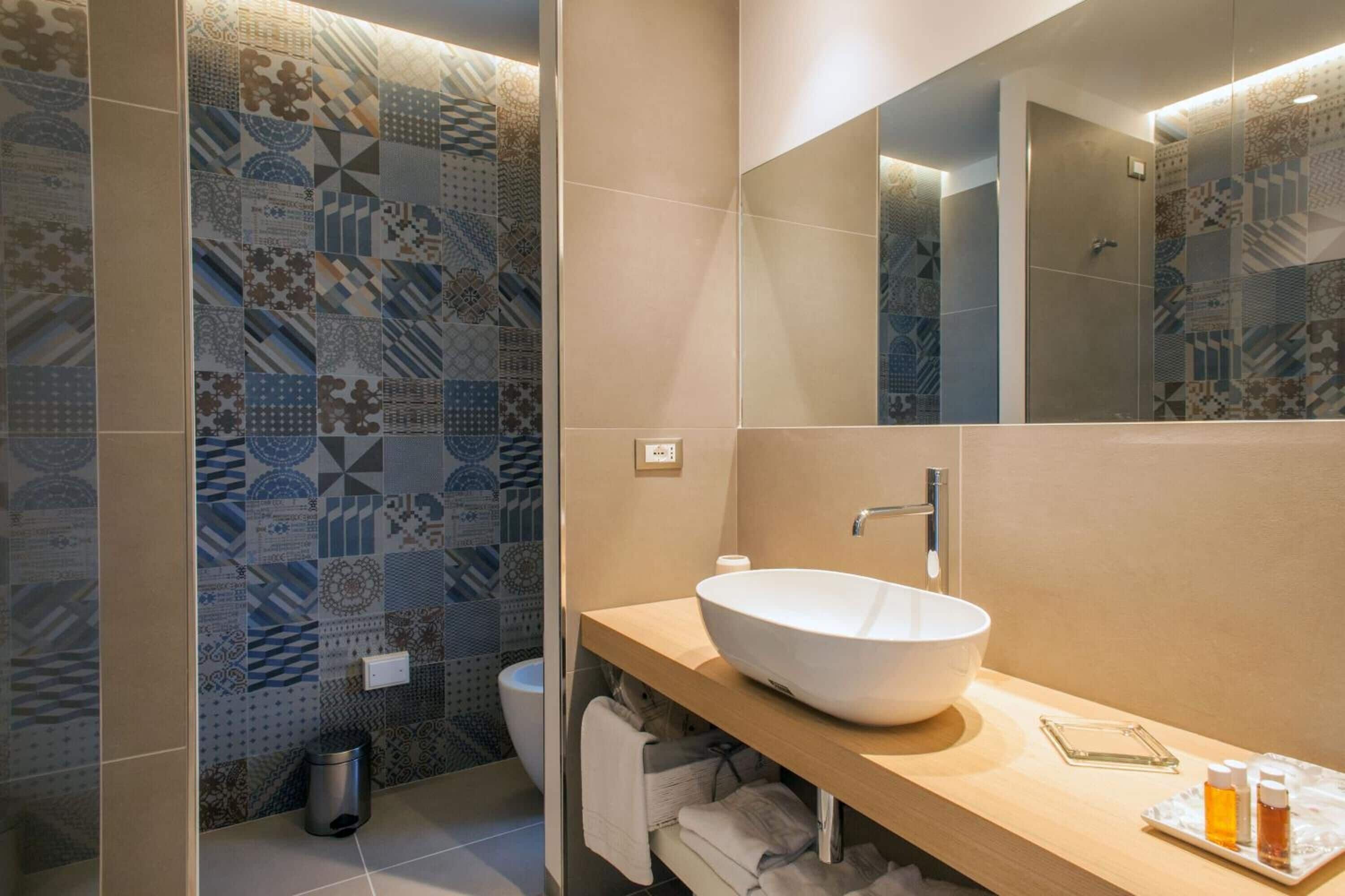 shower, free toiletries, hair dryer, bidet