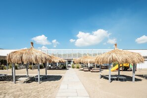 私人海灘、躺椅、遮陽傘、海灘酒吧