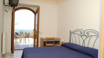 Camera quadrupla, vista mare | Culle/letti per bambini (a pagamento), Wi-Fi gratuito