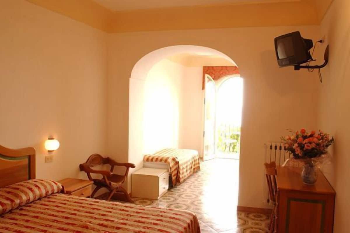 Cots/infant beds, free WiFi