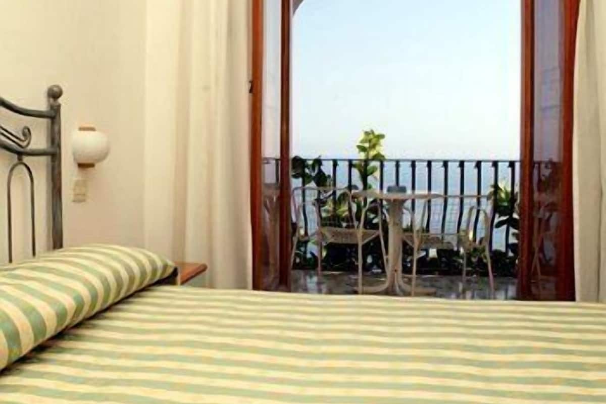 Cots/infant beds, free WiFi