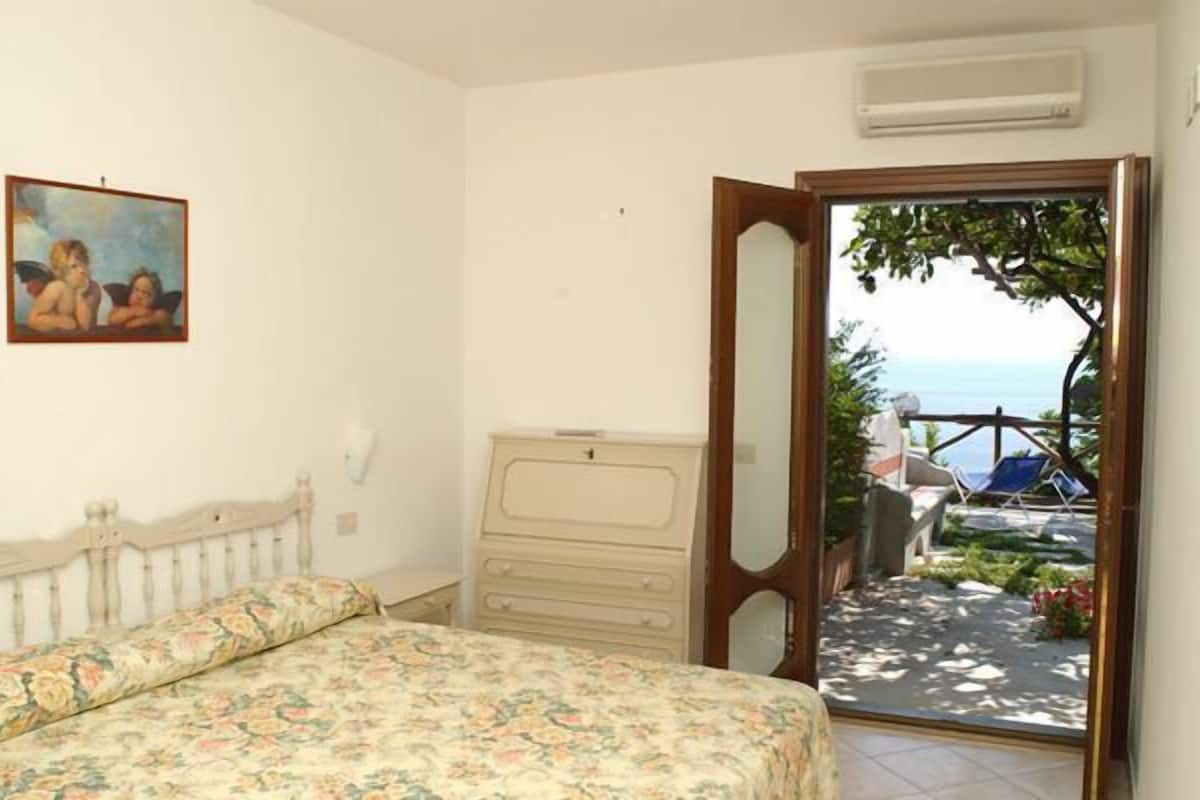 Cots/infant beds, free WiFi