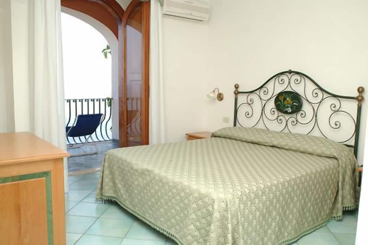 Cots/infant beds, free WiFi