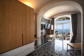 Suite Deluxe, vistes al mar | Sala d'estar | Televisor de pantalla plana de 39 polzades amb canals per satèl·lit
