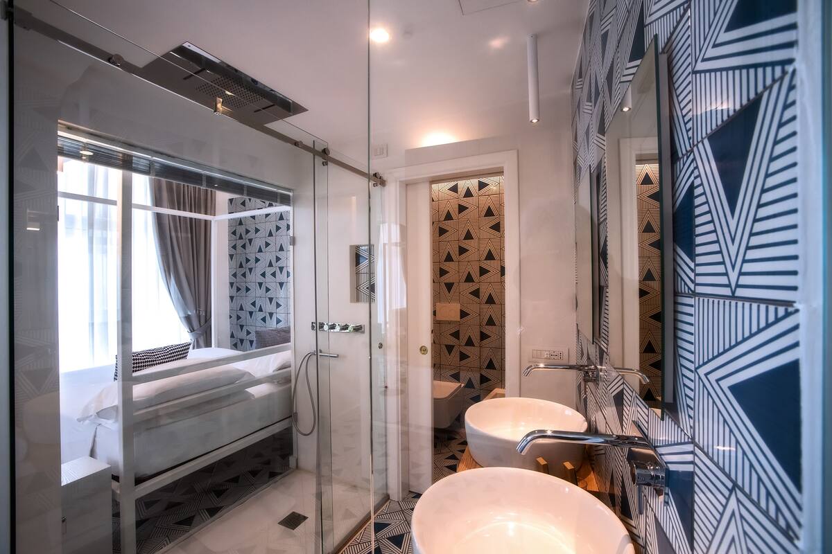 deluxe suite, sea view | bathroom | shower, eco-friendly toiletries, hair dryer, bathrobes