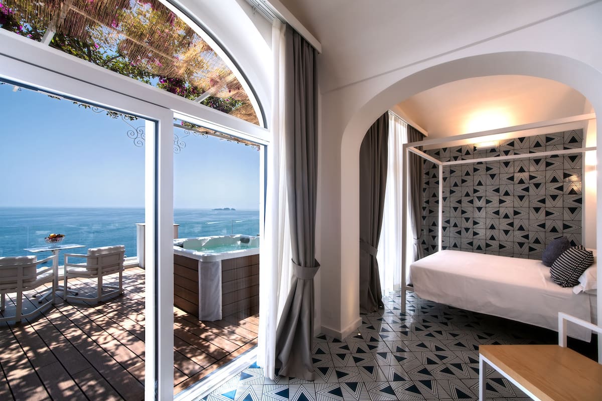 deluxe suite, sea view | 1 bedroom, minibar, in-room safe, individually decorated