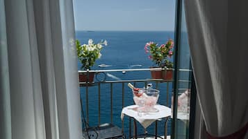 Deluxe Double Room, Sea View | Minibar, in-room safe, individually decorated, individually furnished