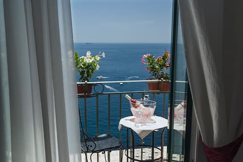 Deluxe Double Room, Sea View | Minibar, in-room safe, individually decorated, individually furnished