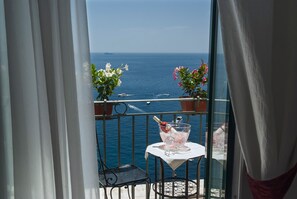 ห้องดีลักซ์ดับเบิล, วิวทะเล | มินิบาร์, ตู้นิรภัยในห้องพัก, ห้องพักตกแต่งอย่างมีเอกลักษณ์