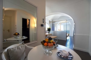 Suite ejecutiva (Sauna and indoor Bathtub) | Minibar, caja fuerte, decoración individual y mobiliario individual