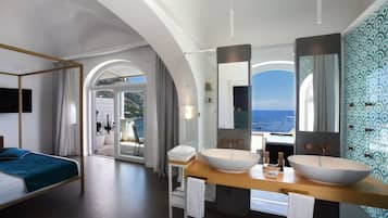 Executive Suite (Outdoor Bathtub) | Minibar, in-room safe, individually decorated, individually furnished