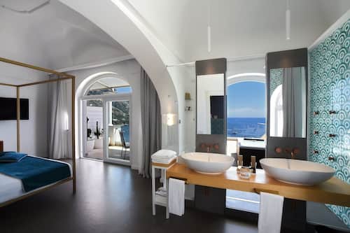 Executive Suite (Outdoor Bathtub) | Minibar, in-room safe, individually decorated, individually furnished