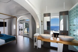 ห้องเอ็กเซกคิวทีฟสวีท (Outdoor Bathtub) | มินิบาร์, ตู้นิรภัยในห้องพัก, ห้องพักตกแต่งอย่างมีเอกลักษณ์