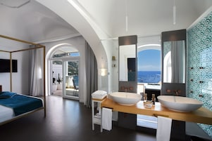 Minibar, caja de seguridad en la habitación y decoración personalizada