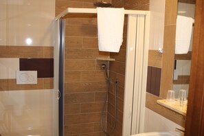 Shower, free toiletries, hair dryer, towels - Hotel Pyramid (Rome)