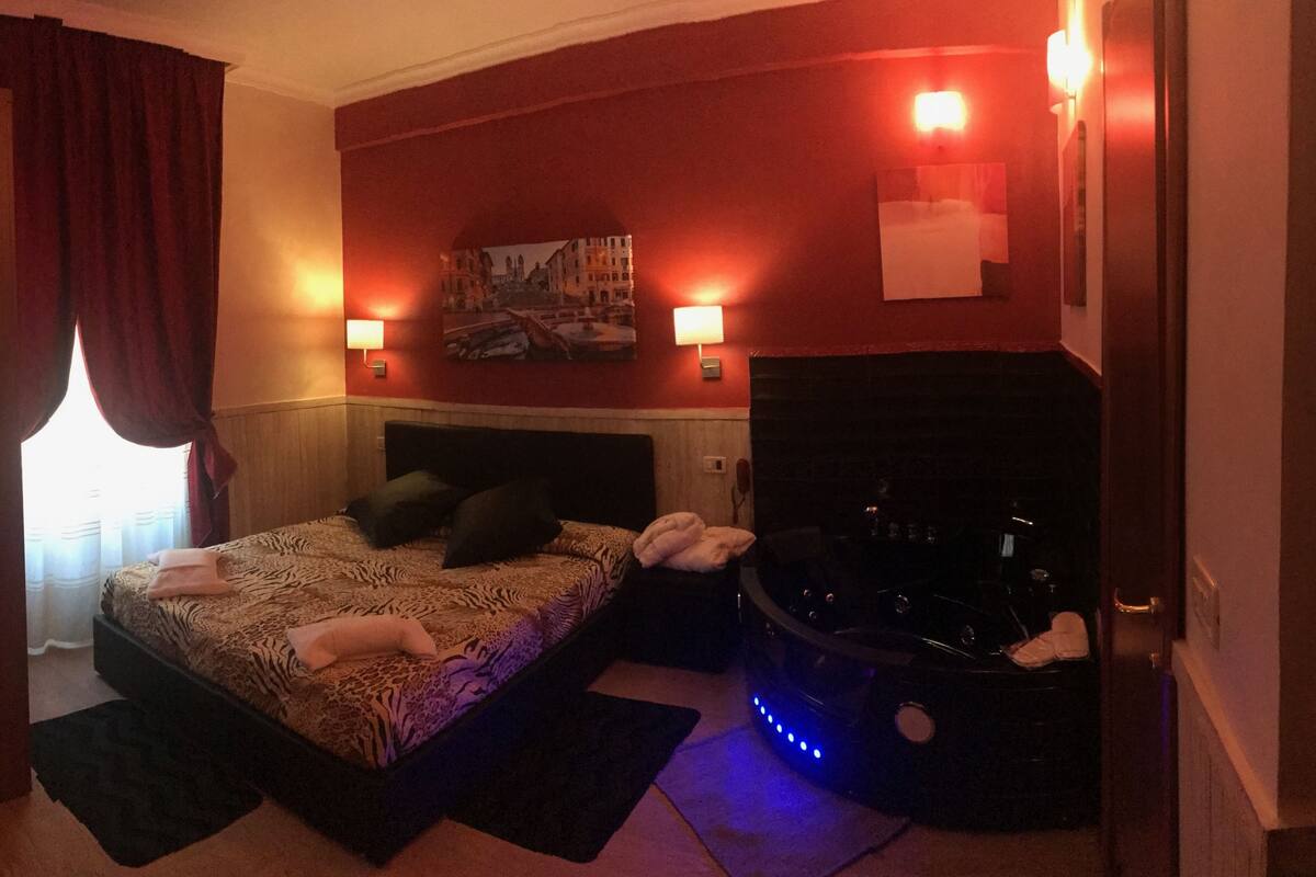 Suite Deluxe, 1 camera da letto, idromassaggio | Una cassaforte in camera, una scrivania, Wi-Fi gratuito, lenzuola