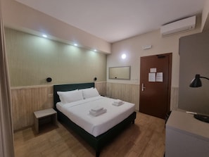 In-room safe, desk, free WiFi, bed sheets - Hotel Pyramid (Rome)