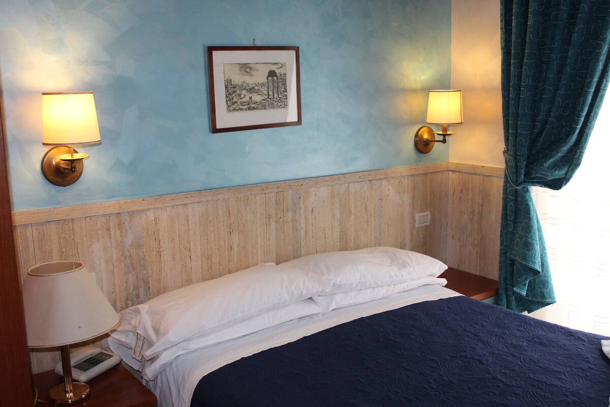 Doppia Deluxe uso singolo | Una cassaforte in camera, una scrivania, Wi-Fi gratuito, lenzuola