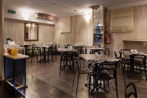 Colazione continentale, servita tutte le mattine (5 EUR a persona) 