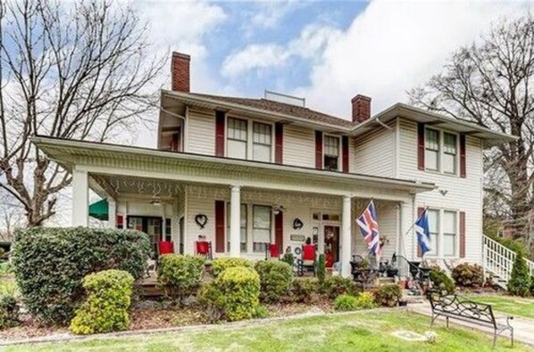 Front of property - The Inn of the Patriots (Grover)