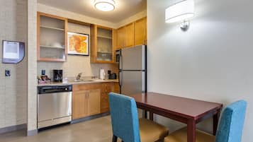 Geladeira, micro-ondas, cooktop, lava-louças