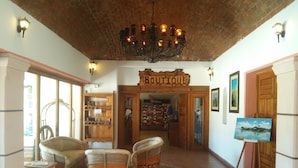 A boutique with wicker furniture, a wooden sign, and a painting on the wall. - Hotel Mision Catavina (Catavina)