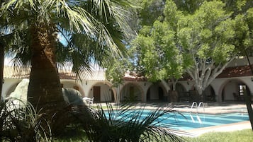 2 albercas al aire libre