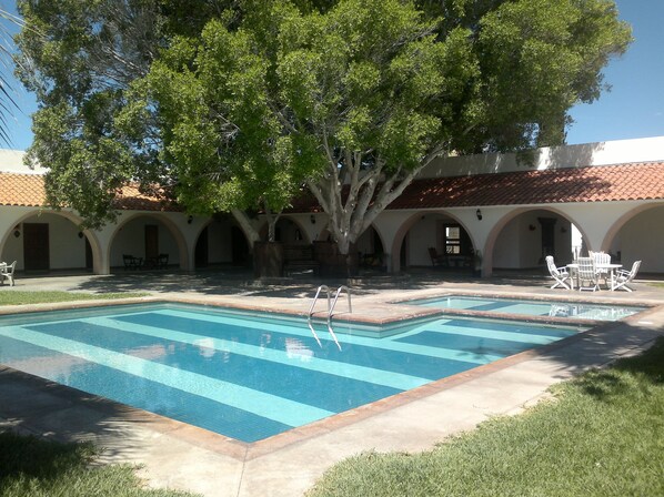 2 albercas al aire libre 