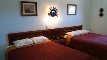 Habitación doble Deluxe | Muebles diferentes, escritorio, wifi gratis y ropa de cama