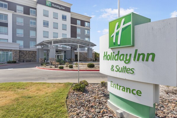 A Holiday Inn & Suites entrance sign with a clear view of the building's exterior. - Holiday Inn Hotel & Suites Waco Northwest by IHG (Waco)