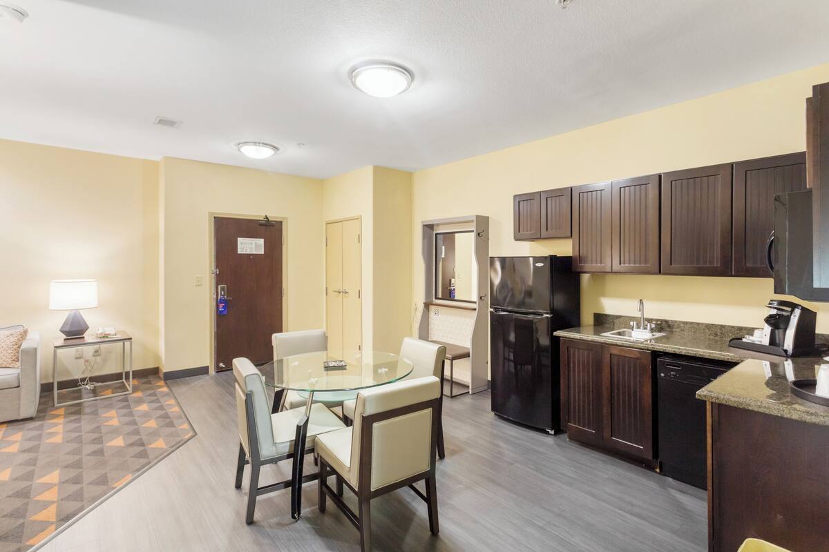 suite, multiple beds (additional living and dining area) | 1 bedroom, in-room safe, desk, laptop workspace