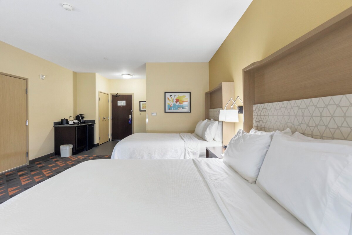 In-room safe, desk, laptop workspace, iron/ironing board