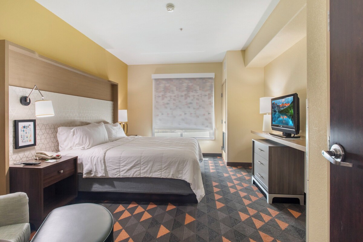 In-room safe, desk, laptop workspace, iron/ironing board