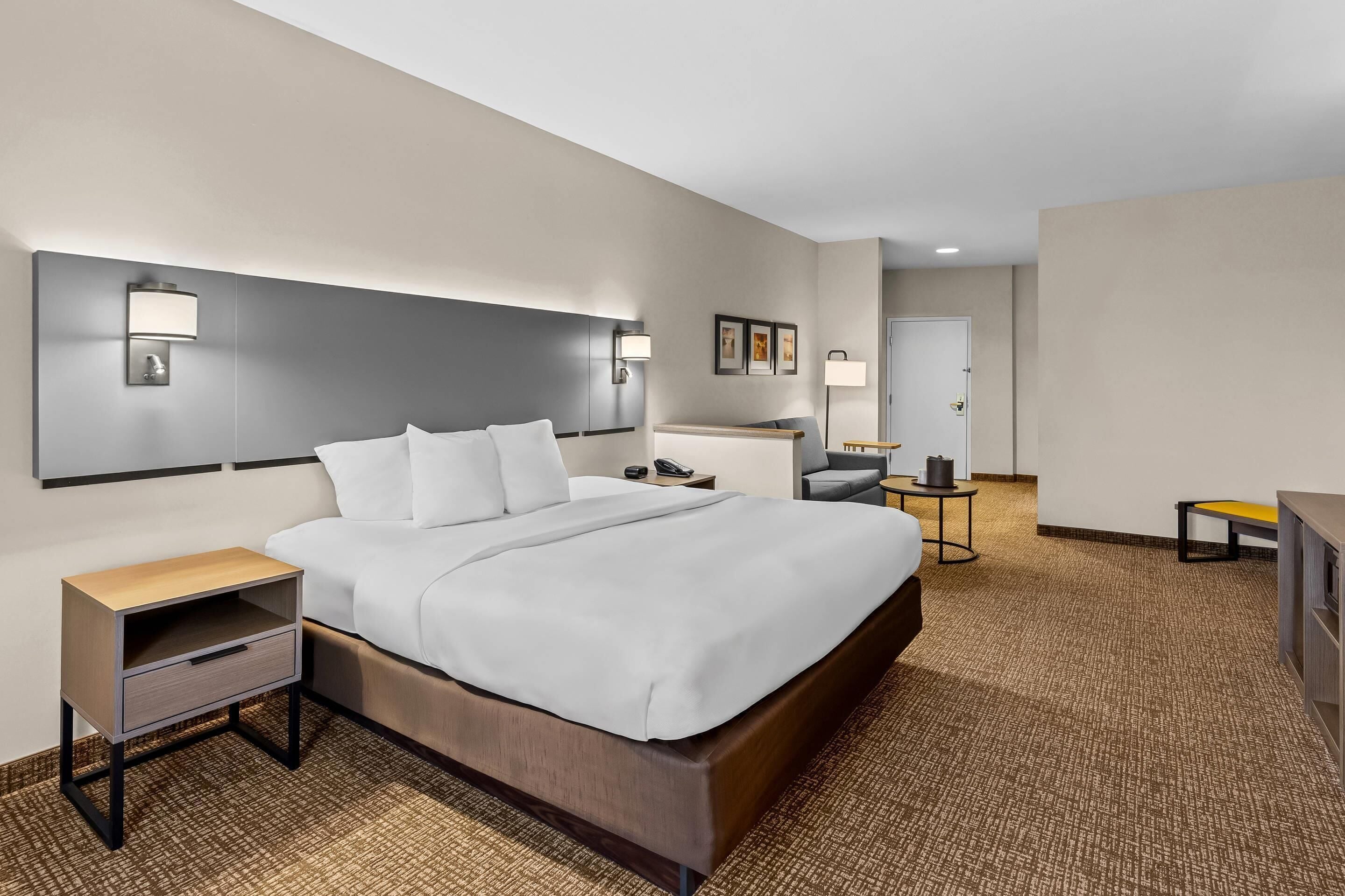 Suite, 1 King Bed with Sofa bed, Non Smoking | Pillow-top beds, desk, iron/ironing board, free WiFi