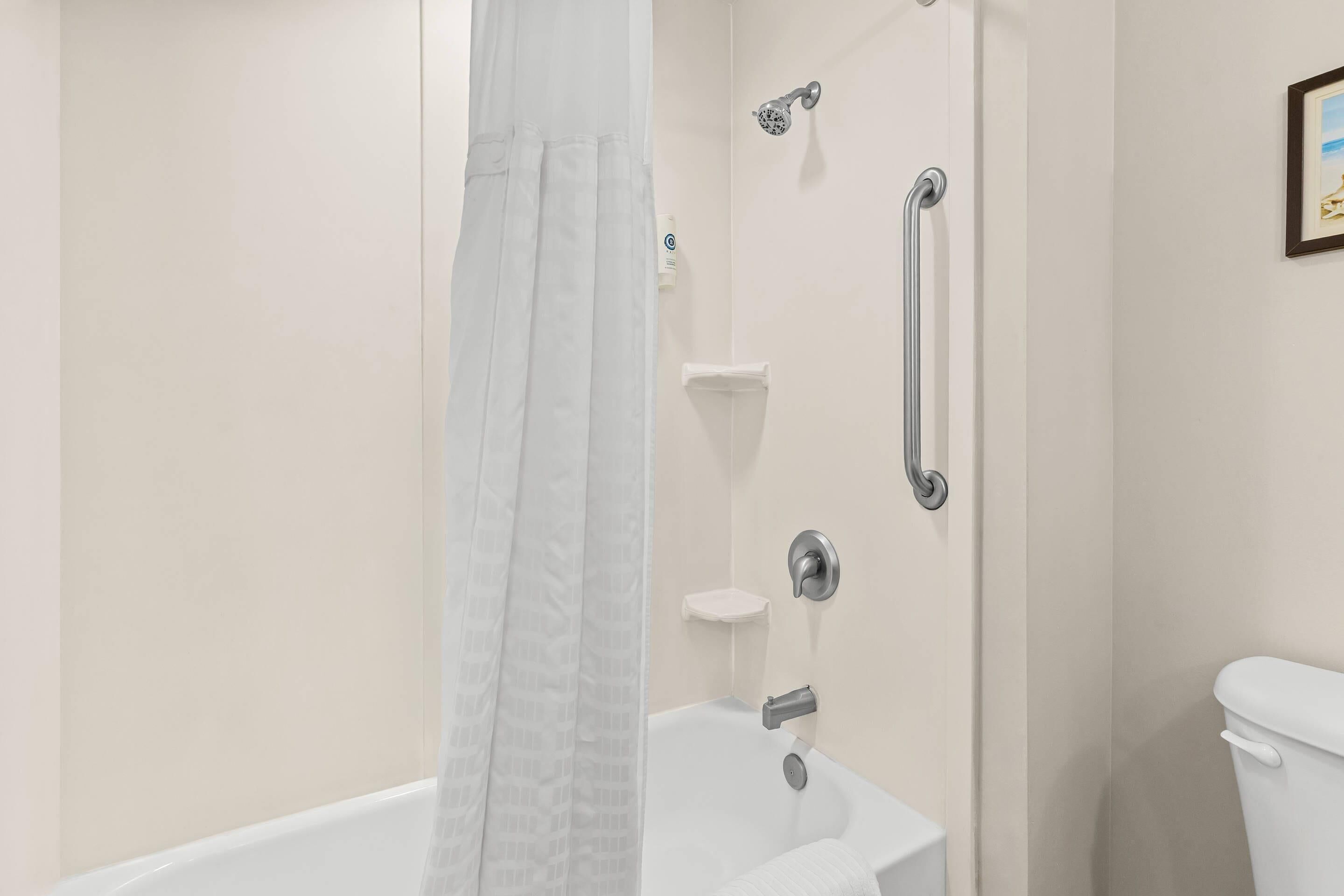 Une salle de bain avec une baignoire, une douche et des toilettes.