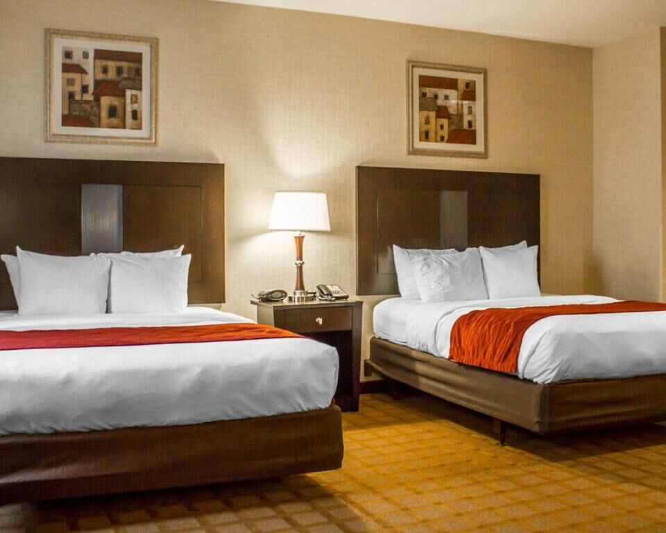 Pillowtop beds, desk, iron/ironing board, free WiFi