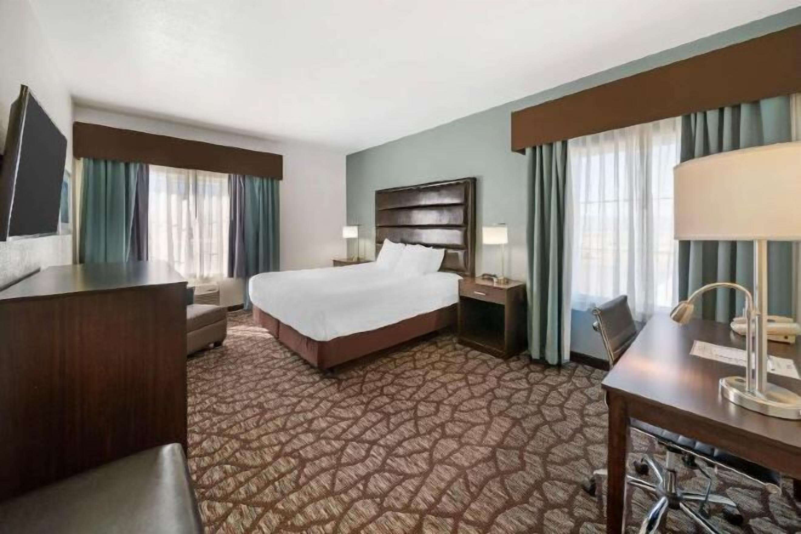 Ylelliset vuodevaatteet, työpöytä