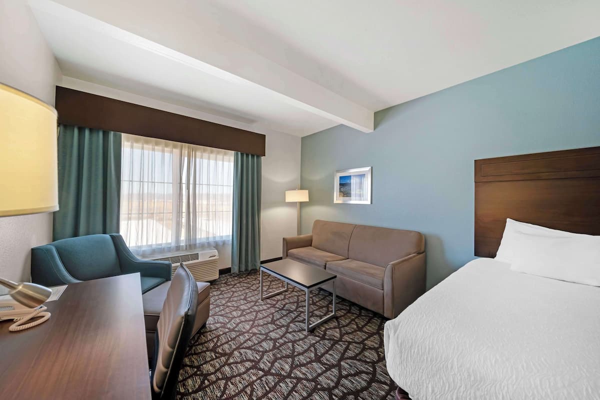 1 bedroom, premium bedding, desk, laptop workspace