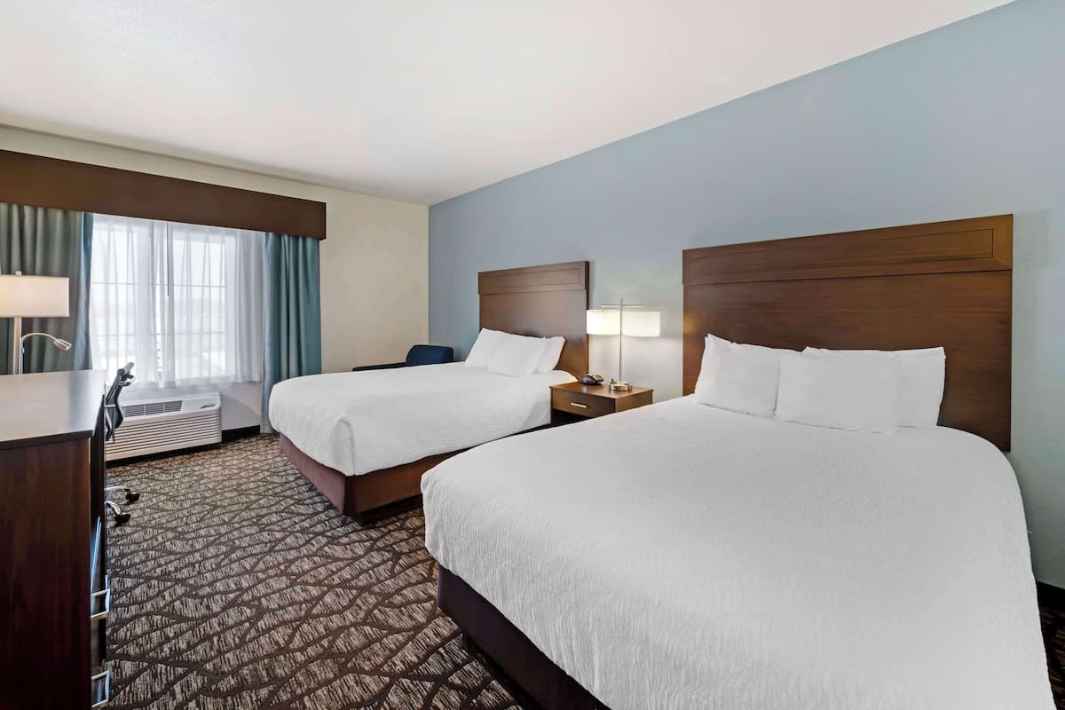 1 bedroom, premium bedding, desk, laptop workspace