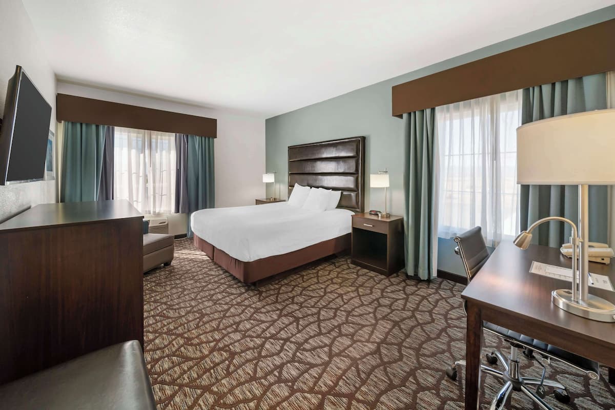 1 bedroom, premium bedding, desk, laptop workspace