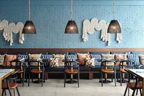 2 restaurants, breakfast, dinner served; American cuisine
