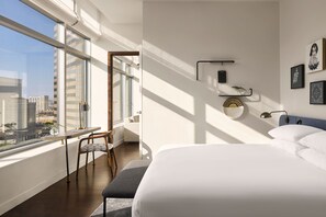 Frette Italian sheets, premium bedding, down comforters, in-room safe - Alma San Diego Downtown, a Tribute Portfolio Hotel (San Diego)