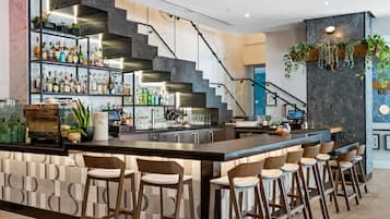 2 Bars/Lounges, Poolbar