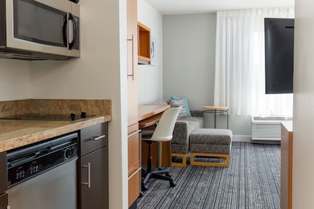 Full-size fridge, microwave, stovetop, dishwasher
