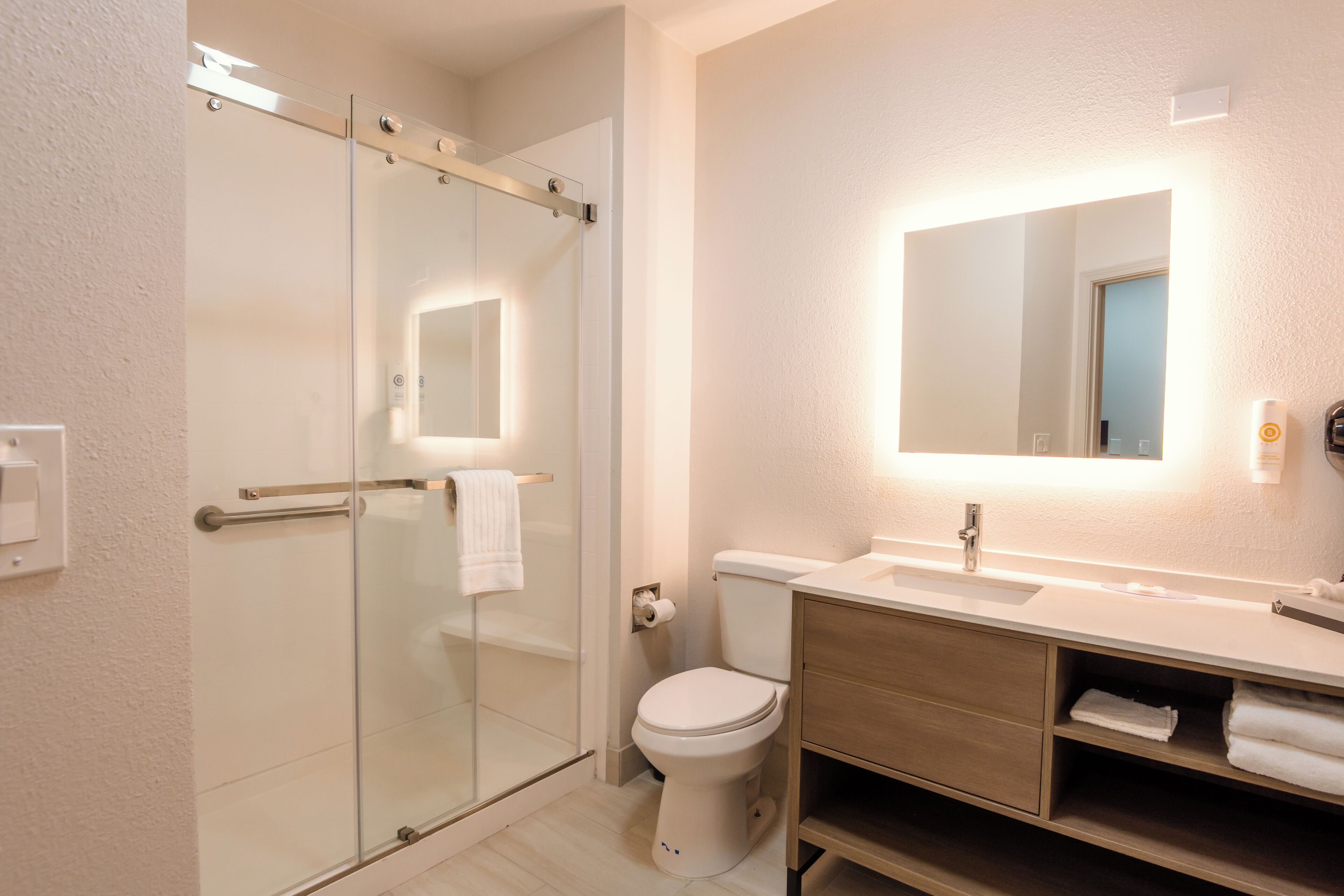Standard Room, 1 King Bed, Non Smoking | Bathroom | Hair dryer, towels, soap, shampoo