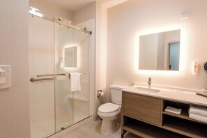 Chambre Standard, 1 très grand lit, non-fumeurs | Salle de bain | Sèche-cheveux, serviettes fournies, savon, shampoing