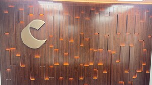 Eine Wand mit geometrischem Muster und einem großen Halbmond-Symbol.