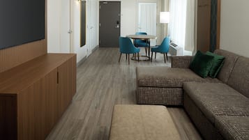 Suite - 1 soveværelse | Opholdsområde | 32-tommers LCD-tv med kabelkanaler, tv, premierefilm
